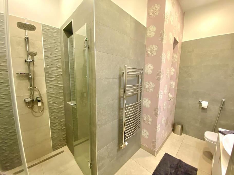 Luxury Buda Lägenhet Budapest Exteriör bild